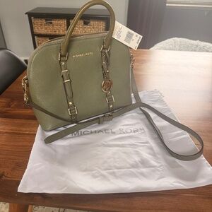 **NEW. Never used Michael Kors bag.